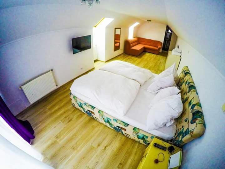 ホテルCasa Germana Lupeni  エクステリア 写真