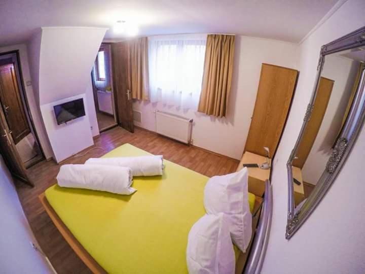 ホテルCasa Germana Lupeni  エクステリア 写真