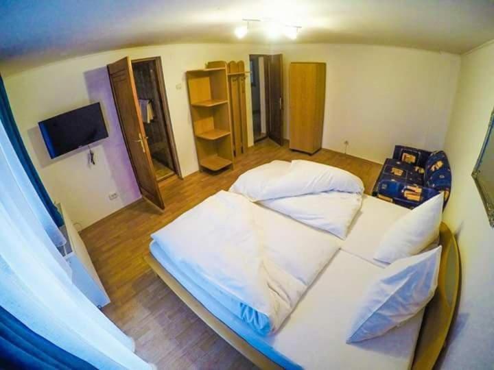ホテルCasa Germana Lupeni  エクステリア 写真